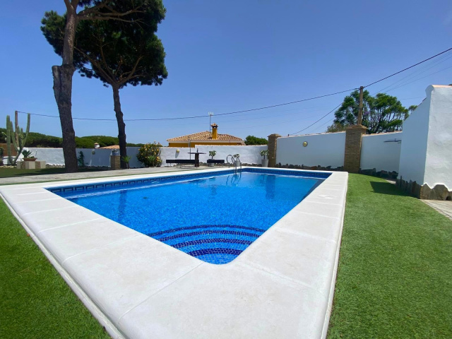 CHALET CON PISCINA A 5 MIN DE LA PLAYA EN COCHE JUNTO A NOVO SANCTI PETRI  - REF. A06-06164