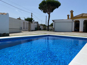 CHALET CON PISCINA A 5 MIN DE LA PLAYA EN COCHE JUNTO A NOVO SANCTI PETRI  - REF. A06-06164