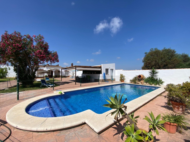 CHALET CON PISCINA A 10 MIN EN COCHE DE LA PLAYA - REF. A06-06181