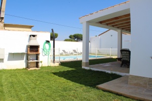 CHALET CON PISCINA JUNTO A NOVO SANCTI PETRI A 5 MIN EN COCHE DE LA PLAYA - REF. A06-06225