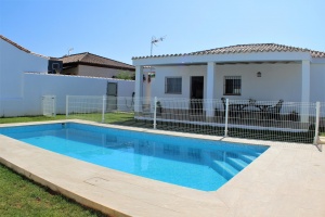 CHALET CON PISCINA JUNTO A NOVO SANCTI PETRI A 5 MIN EN COCHE DE LA PLAYA - REF. A06-06225