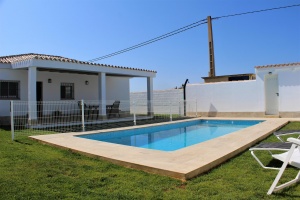 CHALET CON PISCINA JUNTO A NOVO SANCTI PETRI A 5 MIN EN COCHE DE LA PLAYA - REF. A06-06225