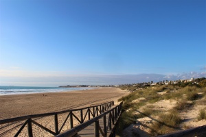 CHALET CON PISCINA JUNTO A NOVO SANCTI PETRI A 5 MIN EN COCHE DE LA PLAYA - REF. A06-06225