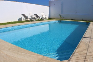 CHALET CON PISCINA JUNTO A NOVO SANCTI PETRI A 5 MIN EN COCHE DE LA PLAYA - REF. A06-06225