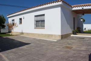 CHALET CON PISCINA JUNTO A NOVO SANCTI PETRI A 5 MIN EN COCHE DE LA PLAYA - REF. A06-06225