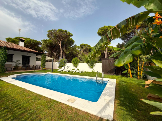 CHALET  CON PISCINA JUNTO A NOVO SANCTI PETRI A 5 MIN EN COCHE DE LA PLAYA- REF. A06-06265