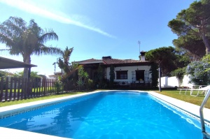 CHALET  CON PISCINA JUNTO A NOVO SANCTI PETRI A 5 MIN EN COCHE DE LA PLAYA- REF. A06-06265