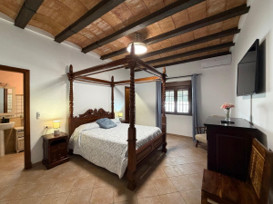 CHALET  CON PISCINA JUNTO A NOVO SANCTI PETRI A 5 MIN EN COCHE DE LA PLAYA- REF. A06-06265