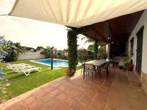 CHALET  CON PISCINA JUNTO A NOVO SANCTI PETRI A 5 MIN EN COCHE DE LA PLAYA- REF. A06-06265