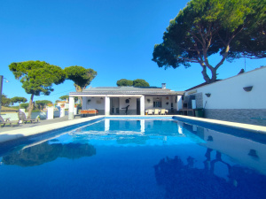 GRAN CHALET INDEPENDIENTE CON PISCINA Y APARTAMENTO INDEPENDIENTE  A 10 MIN EN COCHE DE LA PLAYA - REF. A06-06278