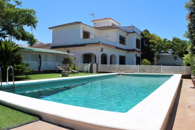 VILLA CON PISCINA EN PRIMERA LINEA DE PLAYA - REF. A06-06286