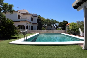 VILLA CON PISCINA EN PRIMERA LINEA DE PLAYA - REF. A06-06286