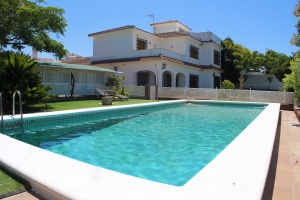 VILLA CON PISCINA EN PRIMERA LINEA DE PLAYA - REF. A06-06286