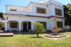 VILLA CON PISCINA EN PRIMERA LINEA DE PLAYA - REF. A06-06286