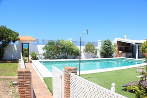 VILLA CON PISCINA EN PRIMERA LINEA DE PLAYA - REF. A06-06286