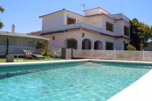 VILLA CON PISCINA EN PRIMERA LINEA DE PLAYA - REF. A06-06286