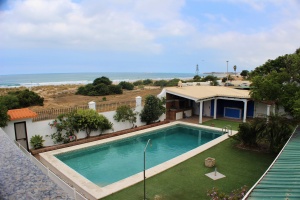 VILLA CON PISCINA EN PRIMERA LINEA DE PLAYA - REF. A06-06286