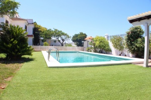 VILLA CON PISCINA EN PRIMERA LINEA DE PLAYA - REF. A06-06286