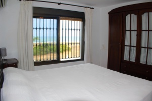 VILLA CON PISCINA EN PRIMERA LINEA DE PLAYA - REF. A06-06286