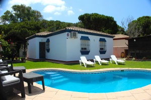 CHALET CON PISCINA JUNTO A NOVO SANCTI PETRI 5 MIN EN COCHE DE LA PLAYA- REF. A06-06331