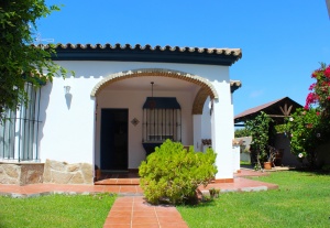 CHALET CON PISCINA JUNTO A NOVO SANCTI PETRI 5 MIN EN COCHE DE LA PLAYA- REF. A06-06331