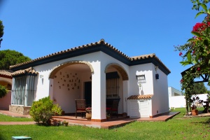 CHALET CON PISCINA JUNTO A NOVO SANCTI PETRI 5 MIN EN COCHE DE LA PLAYA- REF. A06-06331