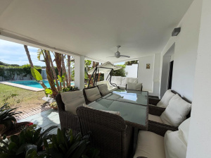CHALET CON PISCINA JUNTO AL PUNTO MÁGICO - REF. A06-06351