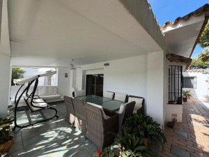 CHALET CON PISCINA JUNTO AL PUNTO MÁGICO - REF. A06-06351