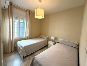 CHALET CON PISCINA JUNTO AL PUNTO MÁGICO - REF. A06-06351