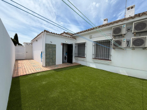 CHALET CON PISCINA JUNTO AL PUNTO MÁGICO - REF. A06-06351