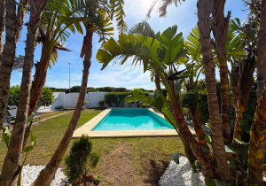 CHALET CON PISCINA JUNTO AL PUNTO MÁGICO - REF. A06-06351