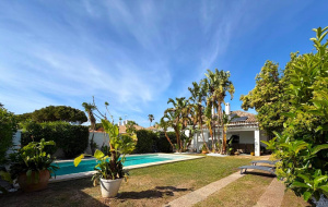 CHALET CON PISCINA JUNTO AL PUNTO MÁGICO - REF. A06-06351