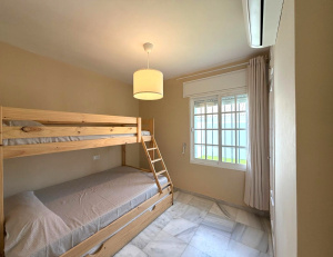 CHALET CON PISCINA JUNTO AL PUNTO MÁGICO - REF. A06-06351