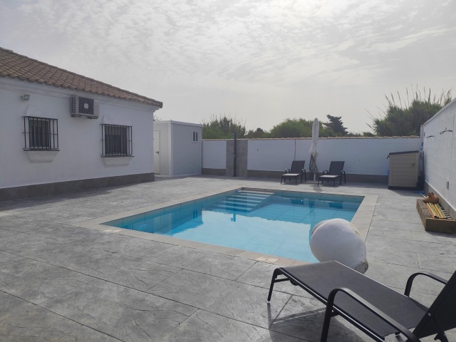 CHALET CON PISCINA  A 10 MIN EN COCHE DE LA PLAYA JUNTO AL NOVO SANCTI PETRI - REF. A06-06354