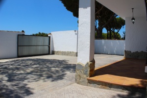 NUEVO CHALET INDEPENDIENTE CON PISCINA A 10 MIN EN COCHE DE LA PLAYA- REF. A06-06377