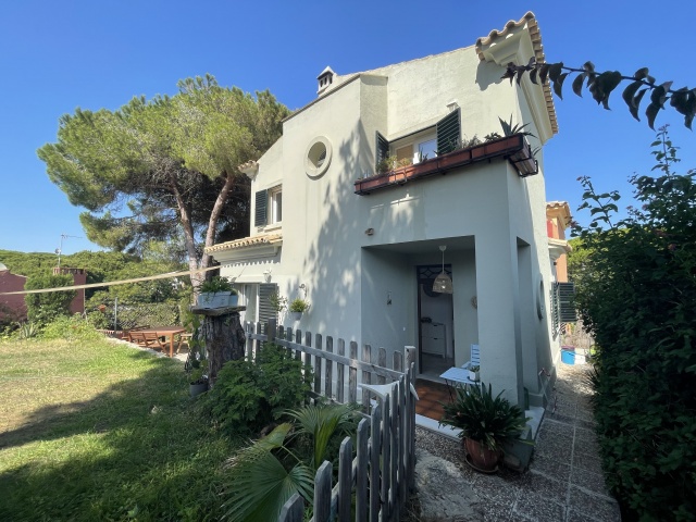 CASA CON JARDÍN EN EL MANANTIAL - REF. A08-00195