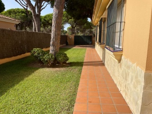 CHALET ADOSADO A 5 MIN A PIE DE LA PLAYA - REF. A06-06396