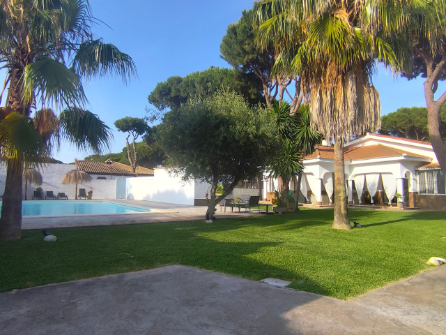 GRAN CHALET INDEPENDIENTE CON PISCINA A 10 MIN EN COCHE DE LA PLAYA   - REF. A06-06449