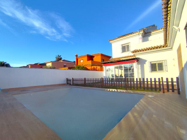 CHALET CON PISCINA A 5 MIN A PIE DE LA PLAYA- REF. A06-06459