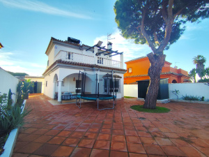CHALET CON PISCINA A 5 MIN A PIE DE LA PLAYA- REF. A06-06459