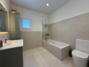 CASA DE TRES HABITACIONES RECIENTEMENTE REFORMADA - REF. A08-08046