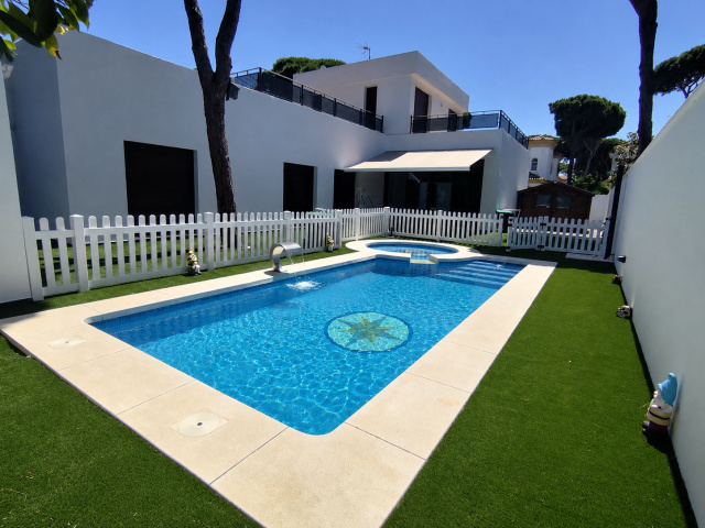 VILLA DE CONSTRUCCION MODERNA CON PISCINA A 700M DEL MAR - REF. A06-06471