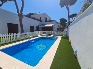 VILLA DE CONSTRUCCION MODERNA CON PISCINA A 700M DEL MAR - REF. A06-06471