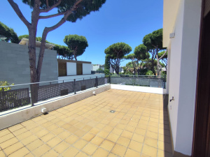 VILLA DE CONSTRUCCION MODERNA CON PISCINA A 700M DEL MAR - REF. A06-06471