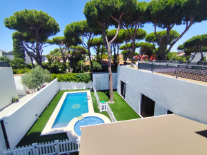 VILLA DE CONSTRUCCION MODERNA CON PISCINA A 700M DEL MAR - REF. A06-06471