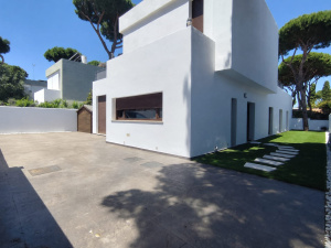 VILLA DE CONSTRUCCION MODERNA CON PISCINA A 700M DEL MAR - REF. A06-06471