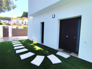 VILLA DE CONSTRUCCION MODERNA CON PISCINA A 700M DEL MAR - REF. A06-06471