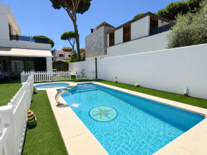 VILLA DE CONSTRUCCION MODERNA CON PISCINA A 700M DEL MAR - REF. A06-06471