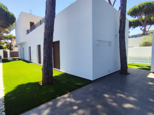 VILLA DE CONSTRUCCION MODERNA CON PISCINA A 700M DEL MAR - REF. A06-06471